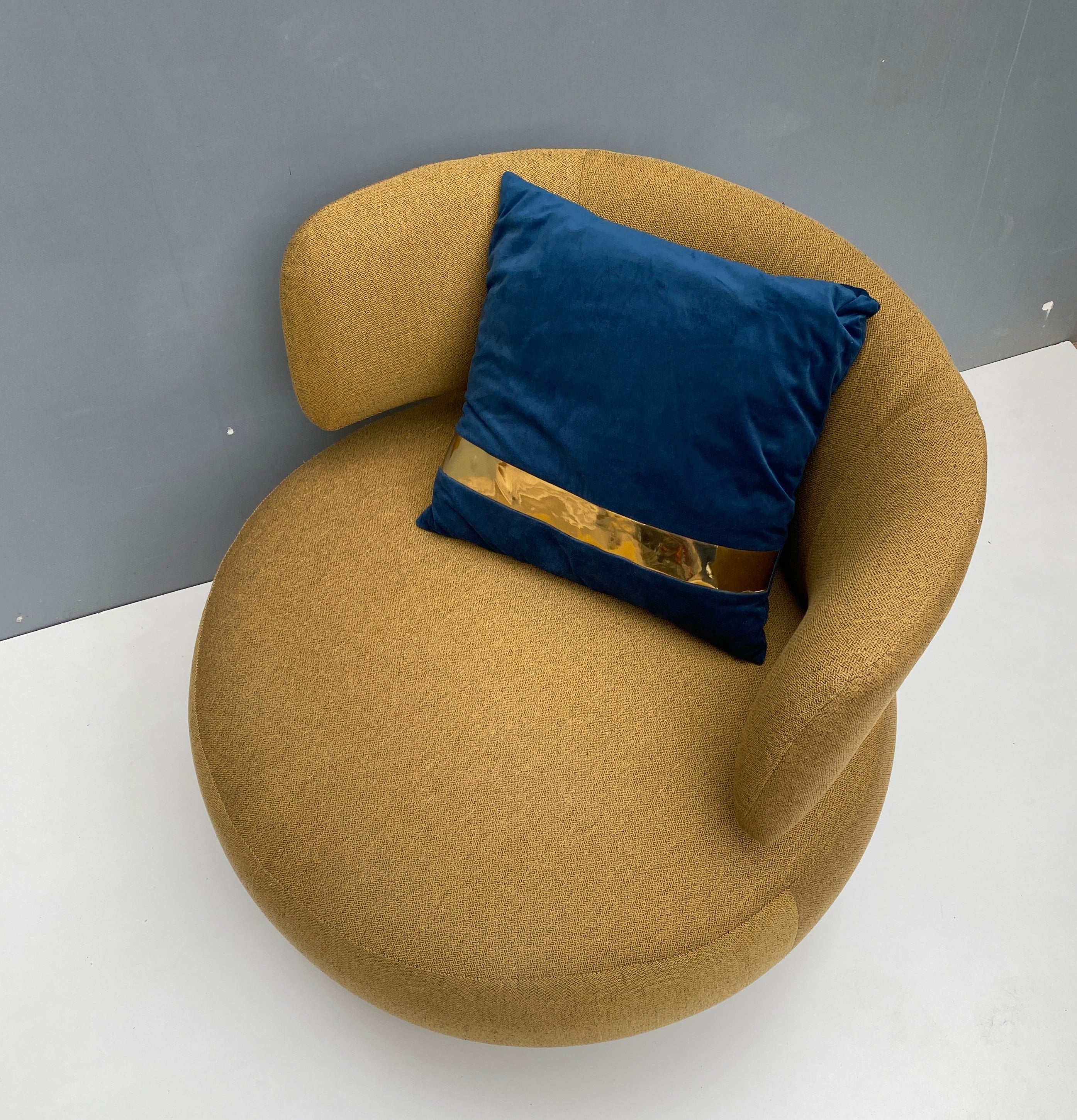 CURL ARMCHAIR