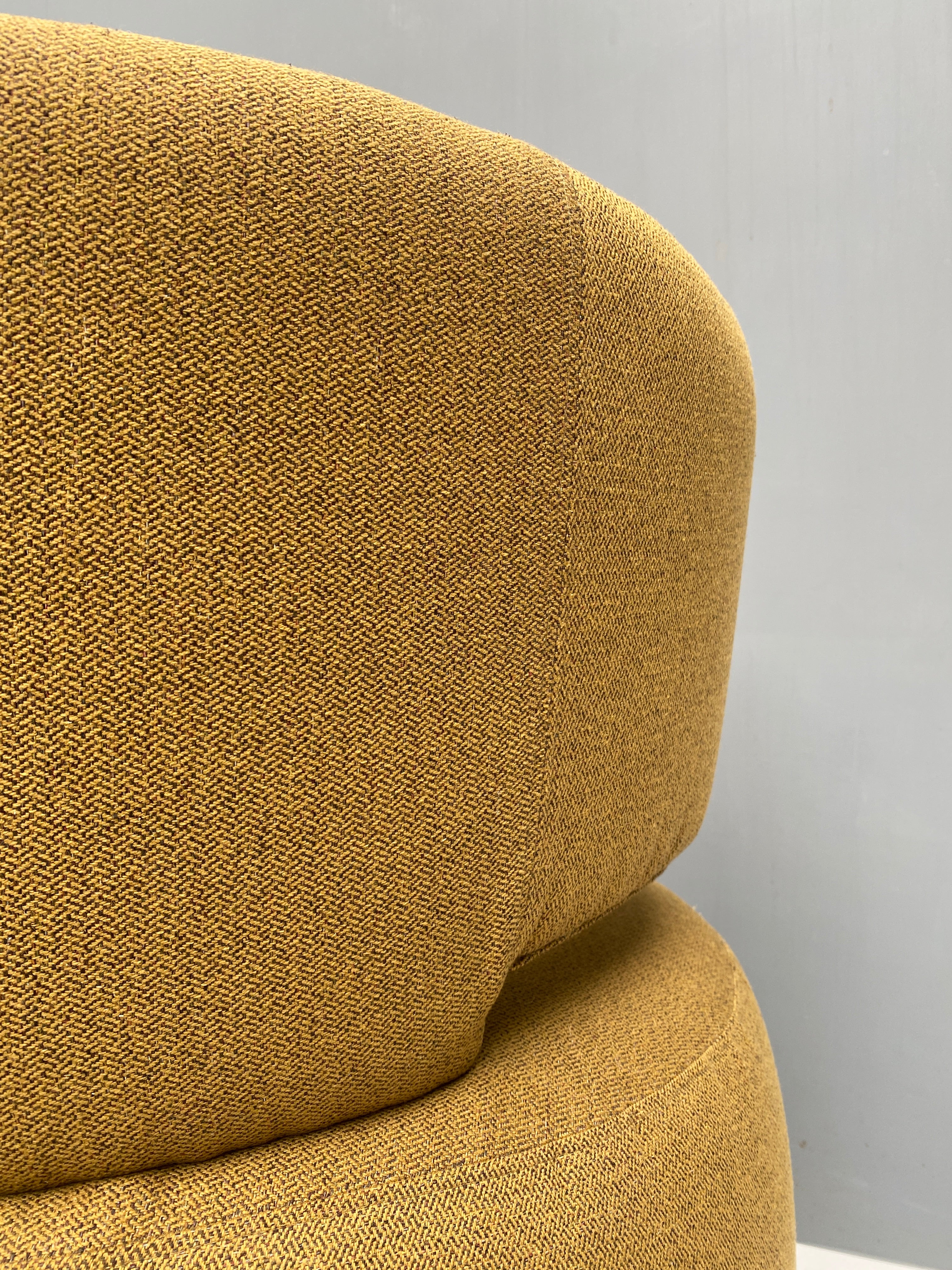 CURL ARMCHAIR
