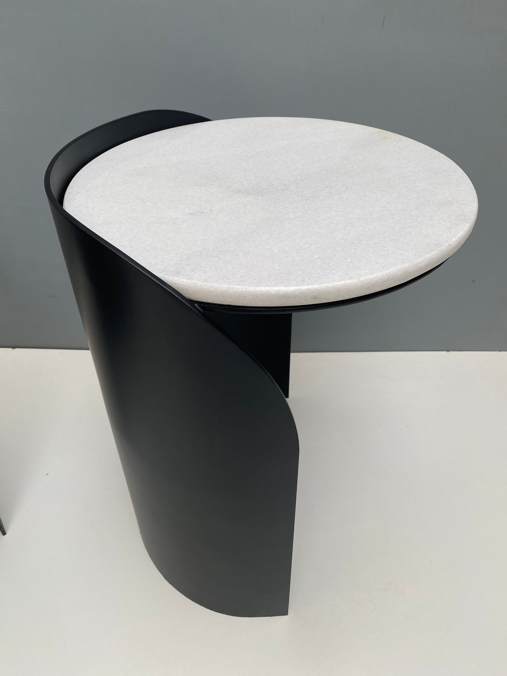 HUGA END TABLE
