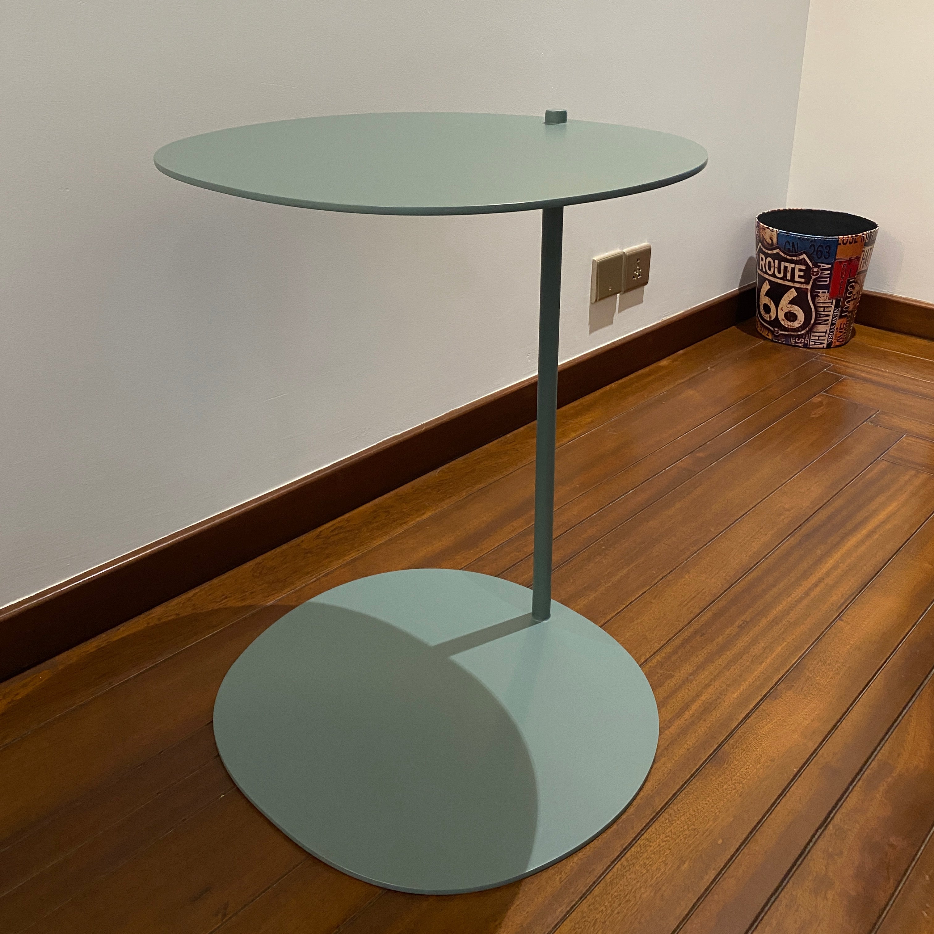 ROUND BAE END TABLE