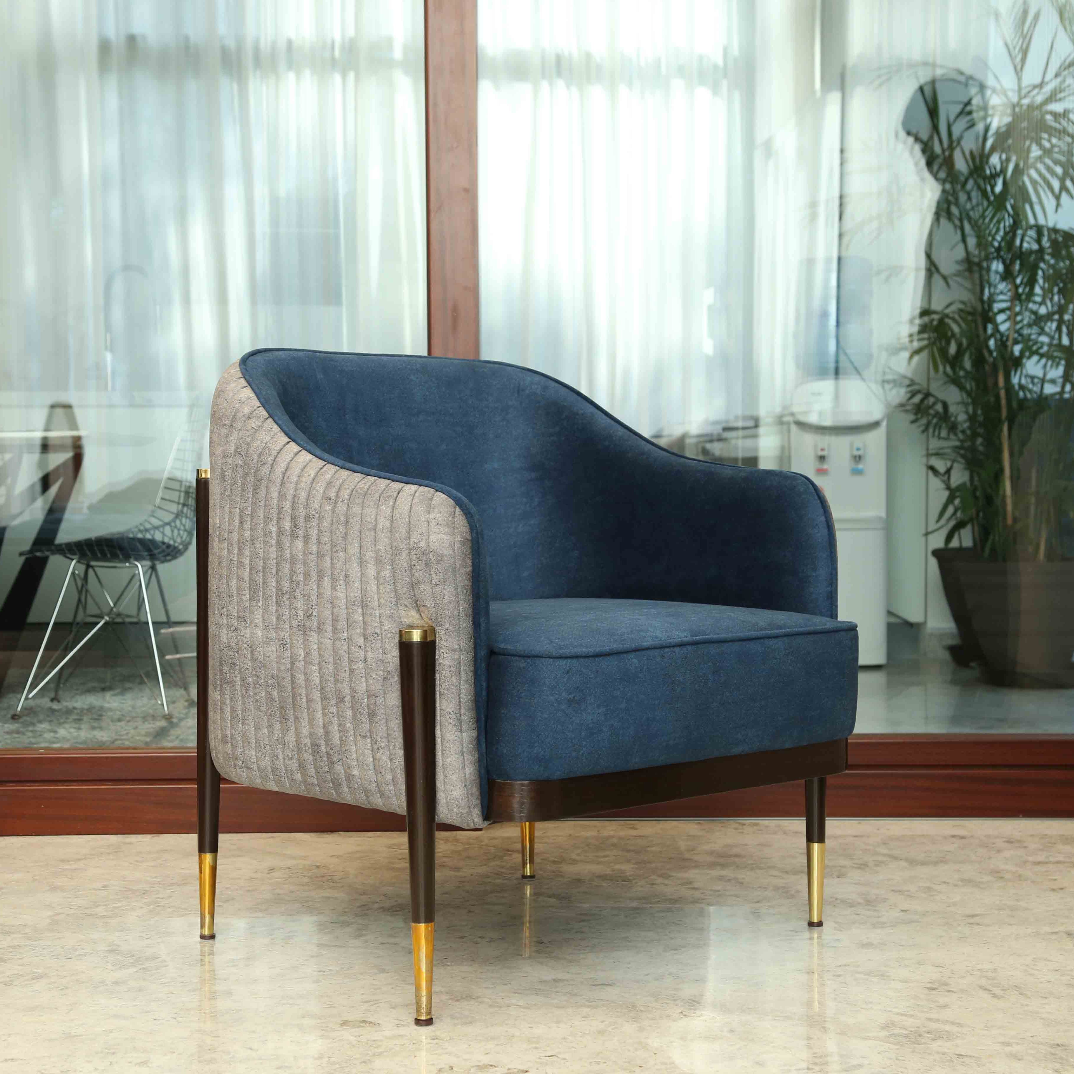 VERSA ARMCHAIR