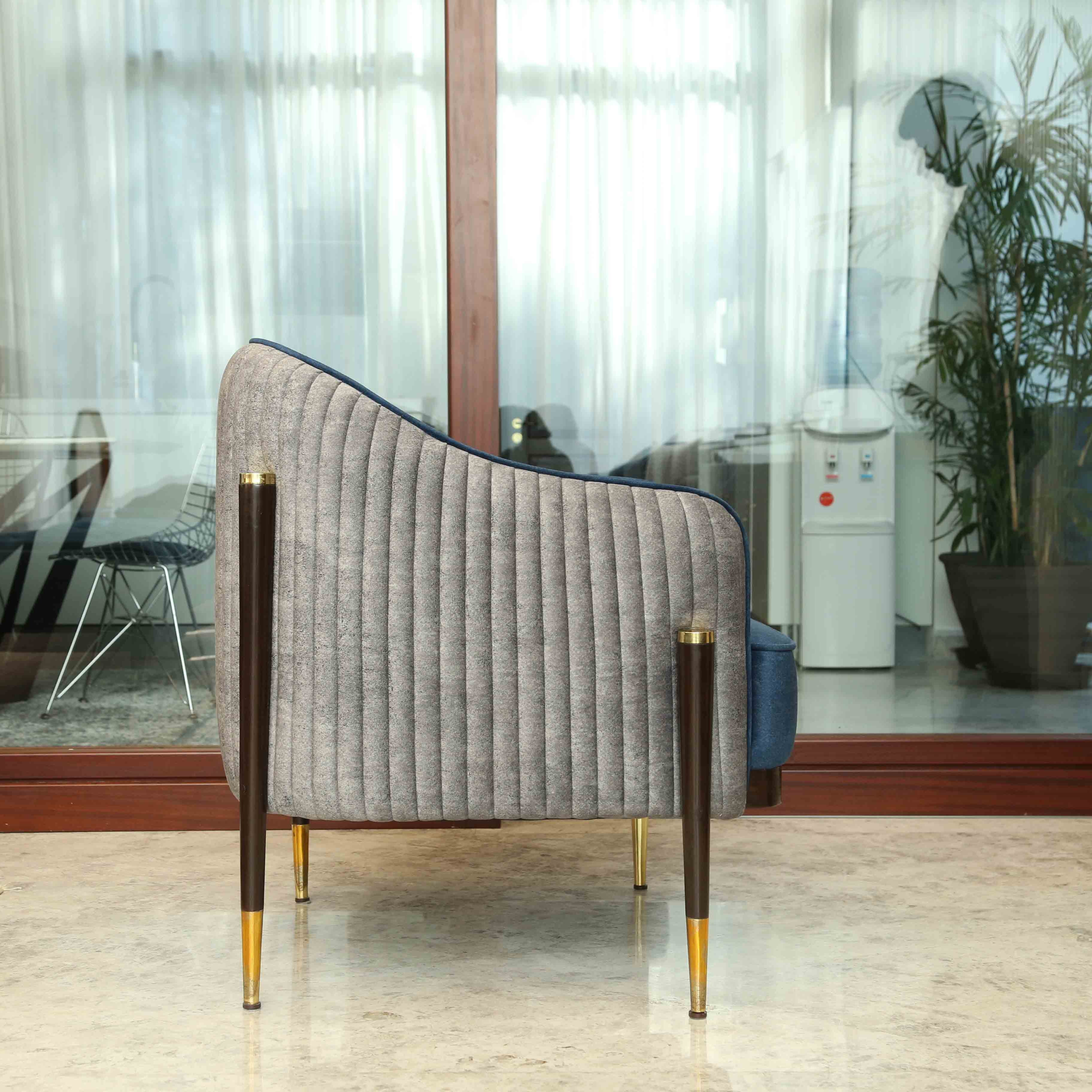 VERSA ARMCHAIR
